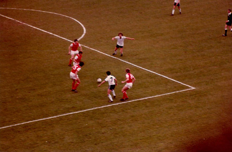 Arsenalspelarna_David_OLeary,_John_Devine,_Pat_Rice_och_John_Hollins_försvarar_sig_febrilt_mot_ettriga_Tottenhamattacker